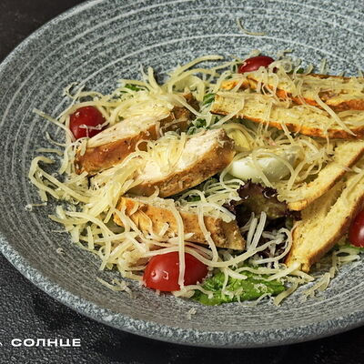 Салат Цезарь с курицей в Солнце по цене 560 ₽