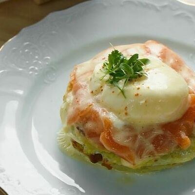Оладьи из кабачка с лососем, яйцом пашот и голландским соусом в Blanche по цене 730 ₽
