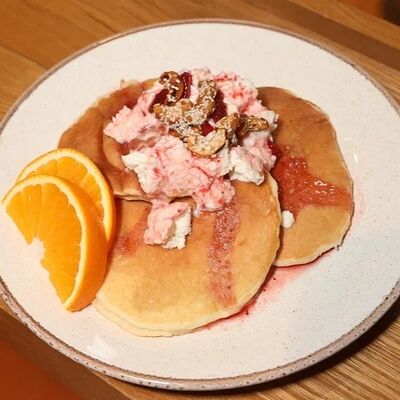Панкейки с крем-чизом и клубничным вареньем в К16 по цене 640 ₽