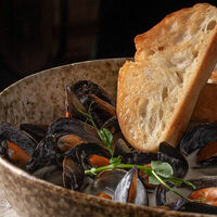 Мидии в сливочном соусе с сыром Горгонзола в Горьковская пивоварня Гастропаб