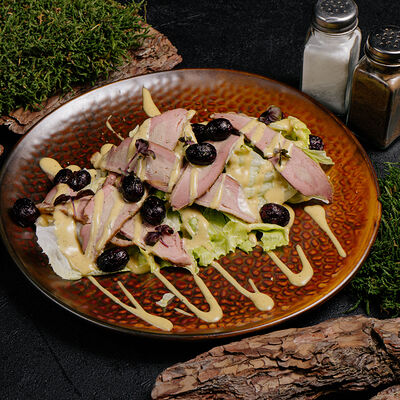 Салат с пастрами из утки и виноградомв Реконструкция по цене 450 ₽