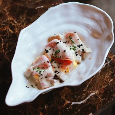 Скрэмбл с окороком и грибным соусомв Пинки Бандински по цене 27 р.