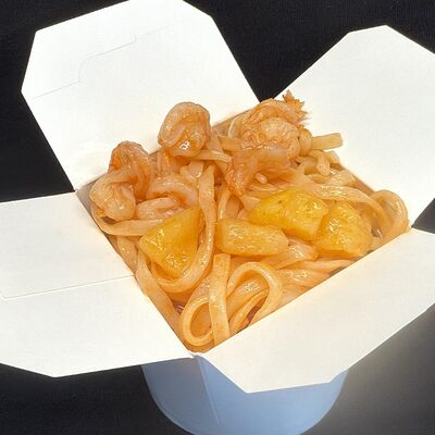 Лапша с креветкой и ананасом в кисло-сладком соусе в Bibiwok по цене 580 ₽