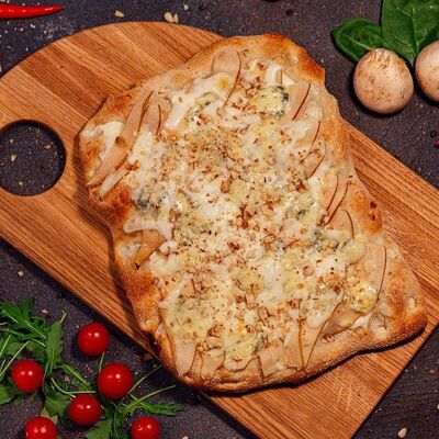 Пицца Груша и горгонзола в Между нами булочками по цене 990 ₽