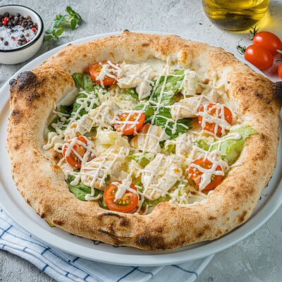Цезарь с курицей в PizzAmore по цене 1150 ₽