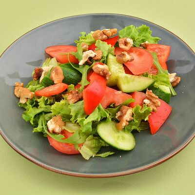 Свежий салат с грецкими орехами в Усадьба по цене 275 ₽