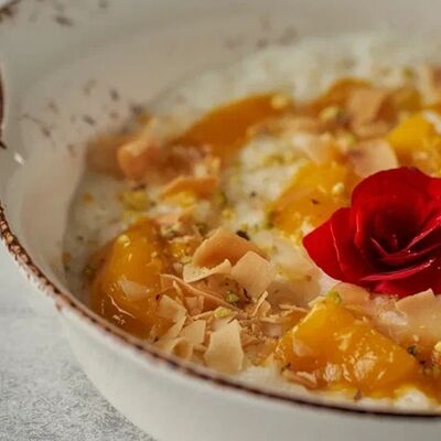 Каша рисовая с кусочками свежего манго и кокосовыми чипсами в MeatBarrique по цене 600 ₽