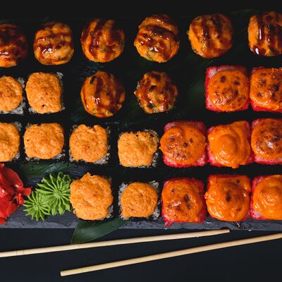 Сет с огоньком в Caviar Rolls по цене 2145 ₽