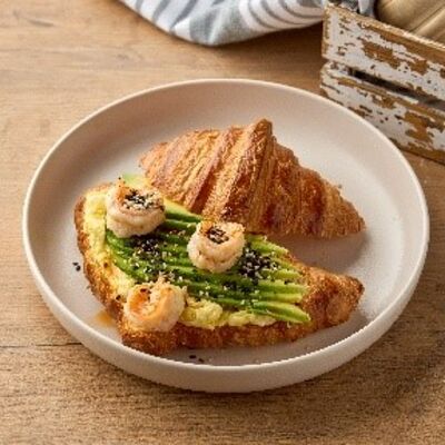 Круассан со скремблом, авокадо и креветкой в Хлеб & Булки по цене 740 ₽