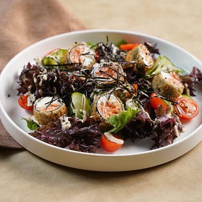 Салат с хрустящими роллами из лосося в Компот по цене 620 ₽