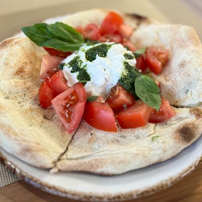 Фокачча с томатами и страчателлойв Полианто по цене 850 ₽