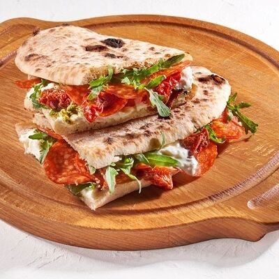 Сендвич-пицца с пеперони, страчателлой и томатами в Pizzarella36 по цене 740 ₽