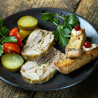 Мясо молодого поросёнка под прессом в Ресторан Шинок