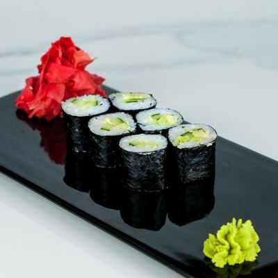 Ролл Маки с авокадо и огурцом в Сушимания по цене 235 ₽