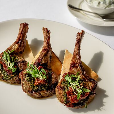 Каре ягненка с мятной сальсой, питой и соусом дзадзыки в Lui по цене 4100 ₽