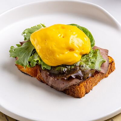 Яйцо Бенедикт с ростбифом и трюфельным масломв М2 Органик Клуб Зиларт по цене 850 ₽