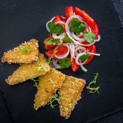 Жареный сулугуни с салатом из помидор в Чайхона №1 Братьев Васильчуков по цене 350 ₽