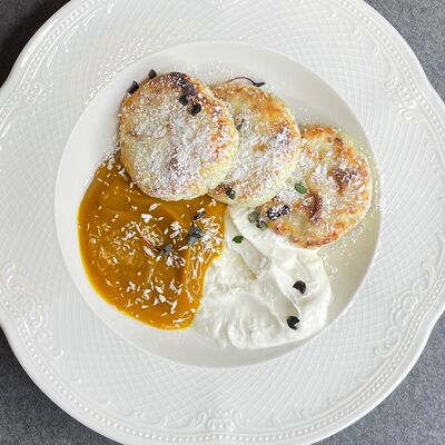 Сырники с Чиа и манговым пюрев Брусена по цене 580 ₽