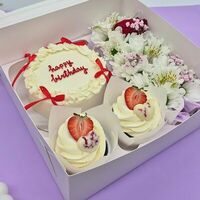 Бенто-торт Happy Birthday с красными бантиками, капкейки и букетик цветов на День рождения в Cosmo Сakery