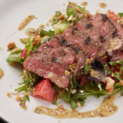 Салат с говядиной и горчичным соусом в По Чесноку по цене 784 ₽