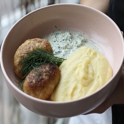 Щучьи котлеты с картофельным пюре и соусом дзадзики в Shamparen по цене 710 ₽