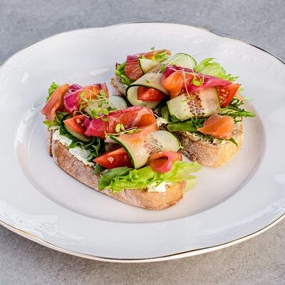 Брускетта с гравлаксом из лосося в Веранда по цене 390 ₽