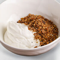 Йогурт или мацони с домашней гранолой в Cast