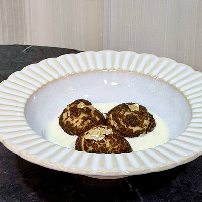 Профитроли с шоколадным кремом и домашней карамелью в Веранда по цене 550 ₽