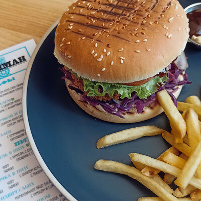 Израильский бургер с курочкой в Фришман по цене 540 ₽