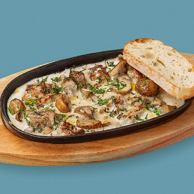 Сковородка с куриным бедром в сливочно-чесночном соусе в Сушилка по цене 645 ₽