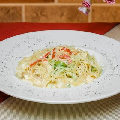 Паста с курицей и брокколи в Пепперони по цене 640 ₽