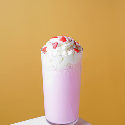 Милкшейк Клубника крем чиз в Панда Маркет по цене 435 ₽