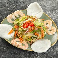 Салат с креветками в Pho Studio