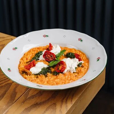 Ризотто с томатами, страчателлой и соусом песто в Мона по цене 1140 ₽