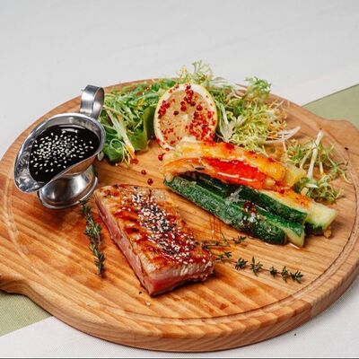 Стейк из тунца блюфин с овощами темпура в Ривьера по цене 1210 ₽