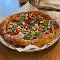 Пицца с пепперони, баклажанами, сыром фета и томатным соусом в Buonamici