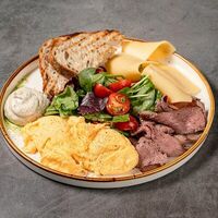 Завтрак с ростбифом, гаудой и сливочным трюфелем в Mikale