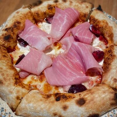 Пицца прошуто со страчателлой и клубникой в DVOR гриль-бистро по цене 1250 ₽