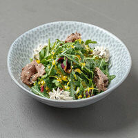 Салат с ростбифом и кнели с сыром креметте в Диккенс