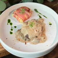 Гамбургский стейк с картофелем, беконом и рагу из белых грибов в Seven