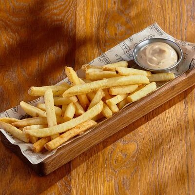 Картофель фри с розмариновой солью в BBQ Beer Restaurant по цене 525 ₽