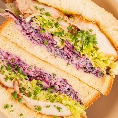 Сэндвич сандо с курицей и салатом коул слоу в Сойка напела по цене 680 ₽