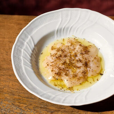 Гребешок с черным трюфелем и соусом ладолемоно в Salone pasta & bar по цене 1750 ₽