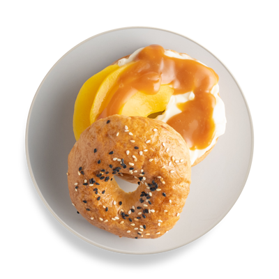 Бейгл со сливочным кремом, персиками и солёной карамелью в Готово китчен по цене 241 ₽