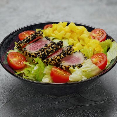 Салат с тунцом и манго в 19 Лунка по цене 460 ₽