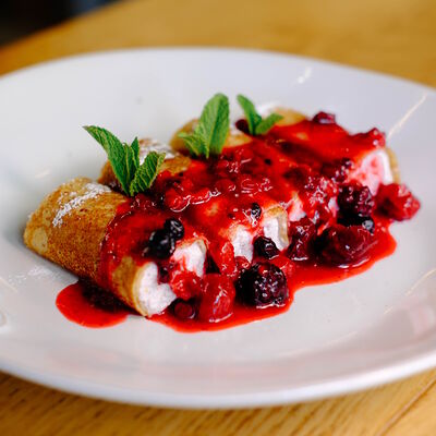 Блины с Рикоттой и ягодами в Сыроварня по цене 650 ₽