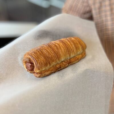 Куриная сосиска в тесте в Zanoza Open Bar по цене 400 ₽