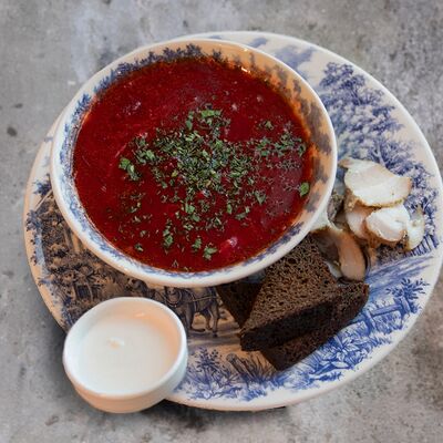 Борщ с рваной говядиной в ЗоЗо по цене 475 ₽