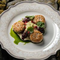 Биточки из кролика с кремом из жареного картофеля в Butin