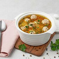 Куриный суп-лапша с фрикадельками, домашней лапшой и перепелиными яйцами в Оливье